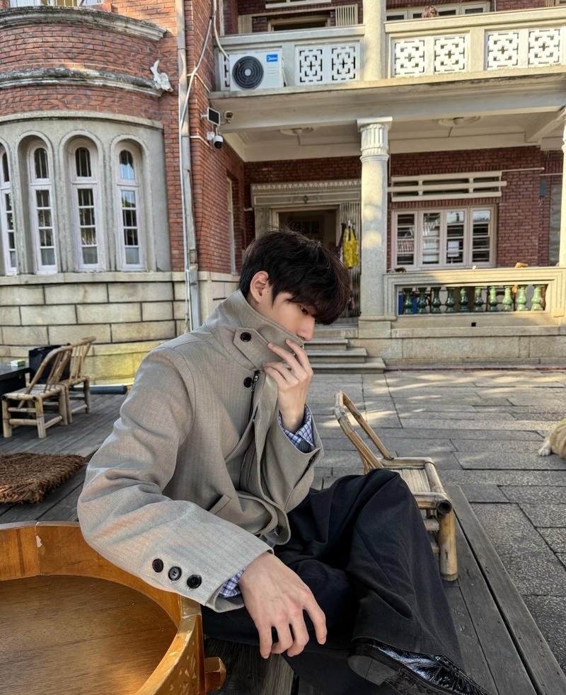 Thanh thiếu niên trang phục giản dị trong ảnh trai 2K8