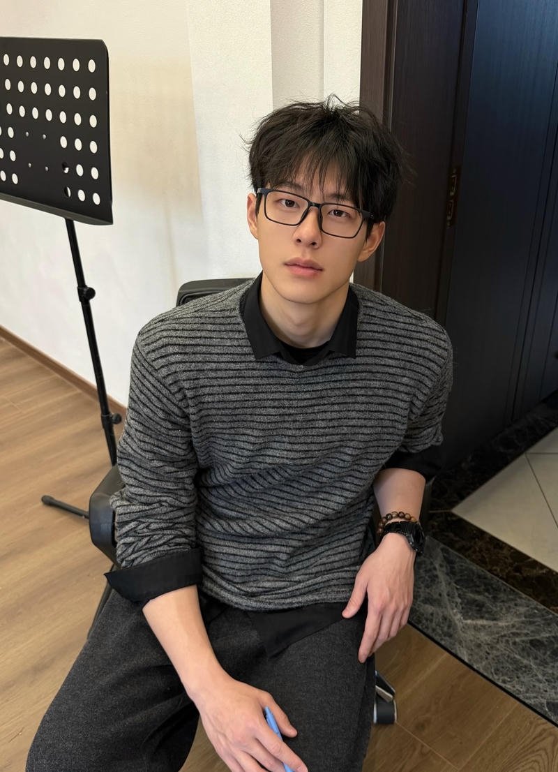 Thanh thiếu niên trang phục học đường trong ảnh trai 2K8