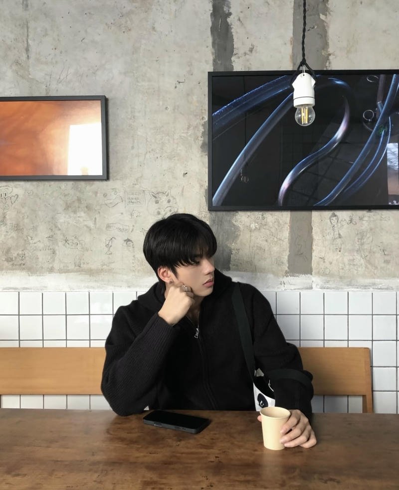 Thanh thiếu niên trang phục tối giản ảnh trai 2K8