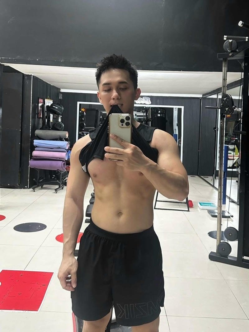 Thể hình rắn rỏi nổi bật phong cách nam thần Việt