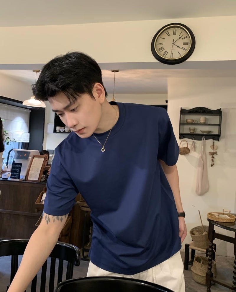 Thiếu niên mặc áo phông đơn giản thế hệ 2K8