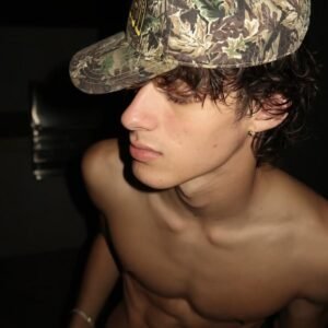 Tông ảnh tối trong avatar con trai ngầu rất hợp vibe