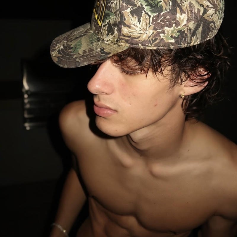 Tông ảnh tối trong avatar con trai ngầu rất hợp vibe