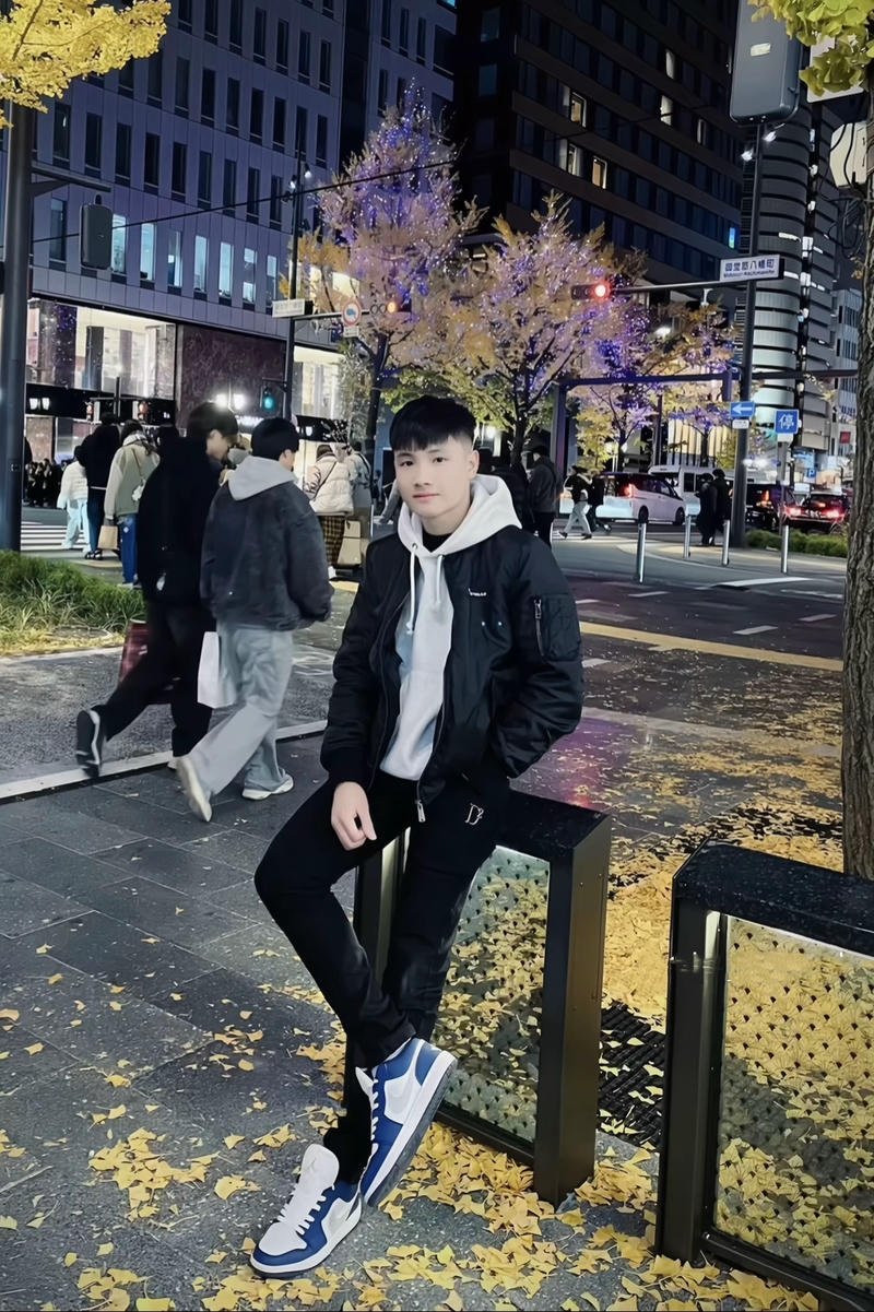 Trang phục hoodie rộng thể hiện phong cách boy phố