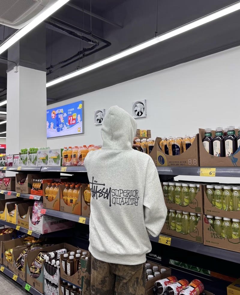 Tư thế đứng yên trong ảnh nam chụp sau lưng khá ổn