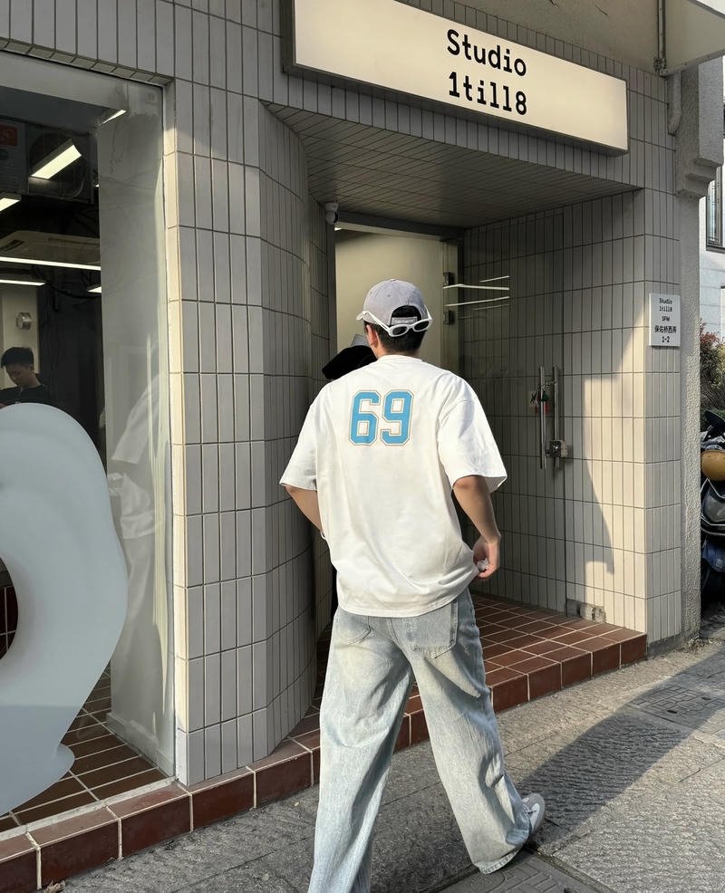 Tư thế quay đi trong ảnh nam chụp sau lưng rất hợp