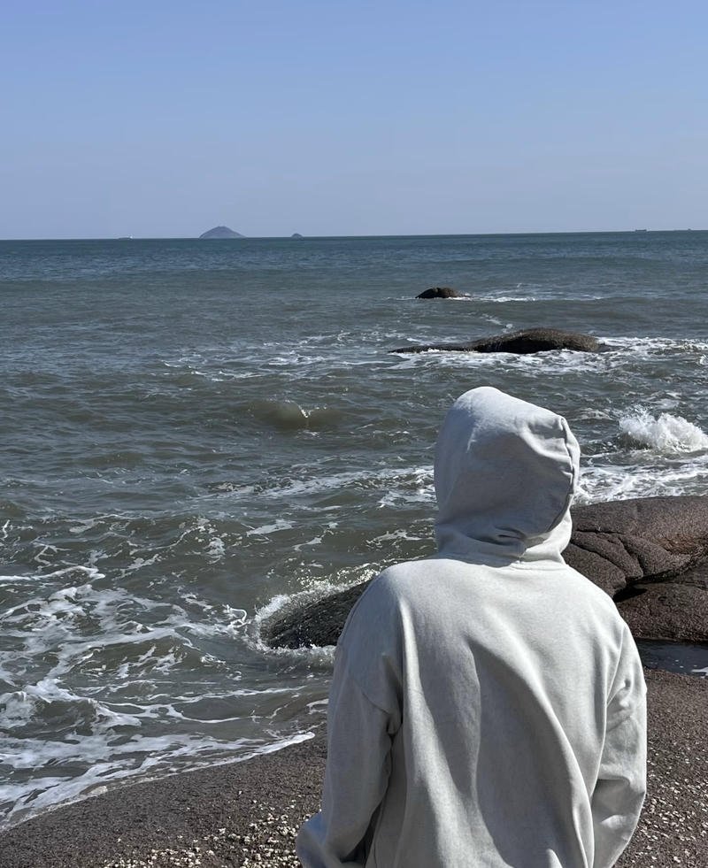 Tư thế quay lưng trong ảnh nam chụp sau lưng đầy thu hút