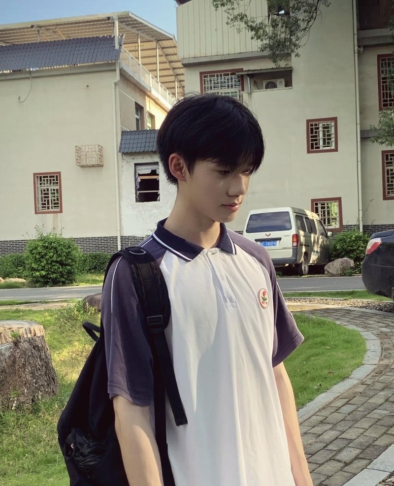 Vẻ ngoài cuốn hút giúp ảnh trai k10 nổi bật