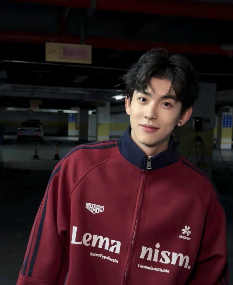 Vẻ ngoài điển trai phong cách học đường ảnh trai K11