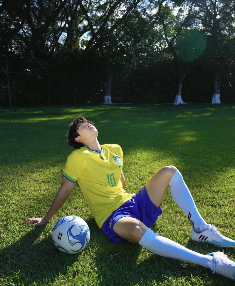 Vẻ ngoài hài hòa trong ảnh trai đá bóng dễ mến