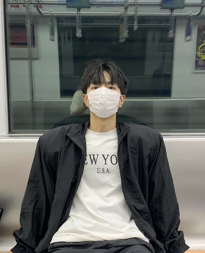 Vẻ ngoài lạnh lùng cá tính trai đẹp mang khẩu trang