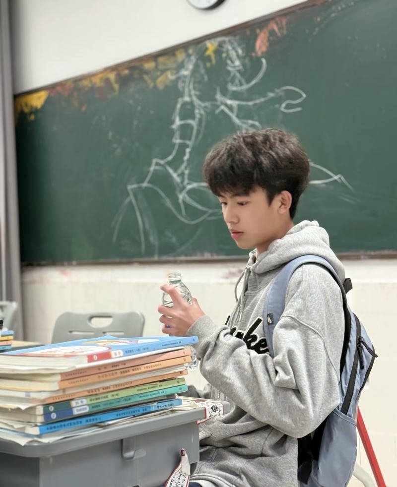 Vẻ ngoài sáng sủa giúp ảnh trai k10 thêm phần cuốn hút