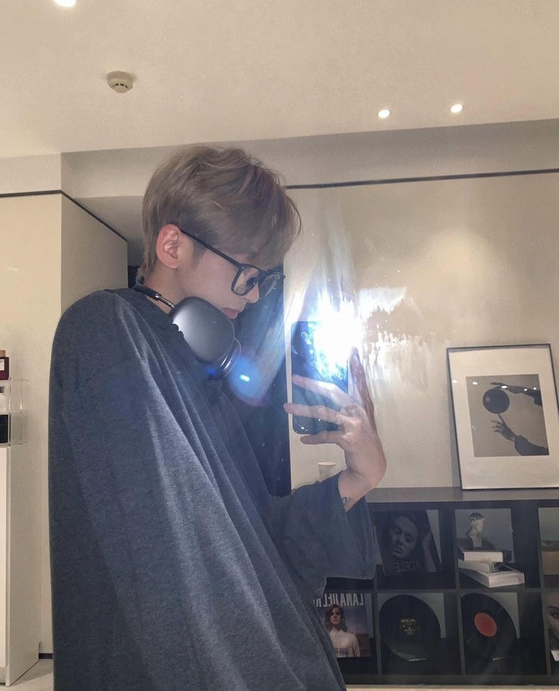 Vẻ ngoài sáng sủa trong trai đẹp chụp trước gương che mặt