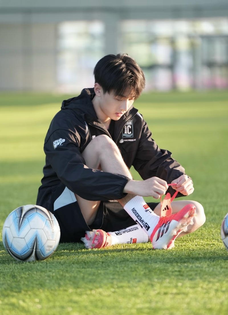 Vẻ ngoài sáng trong ảnh trai đá bóng dễ gây chú ý