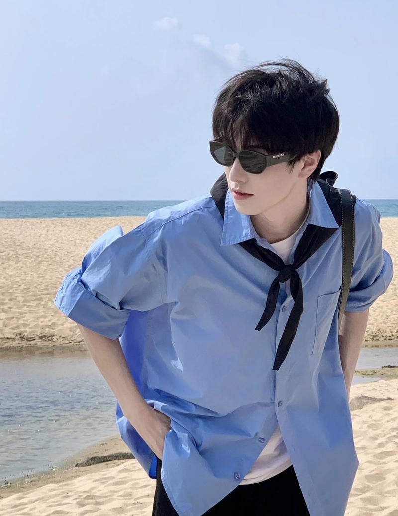 Vẻ ngoài thư sinh cuốn hút trong ảnh trai K12