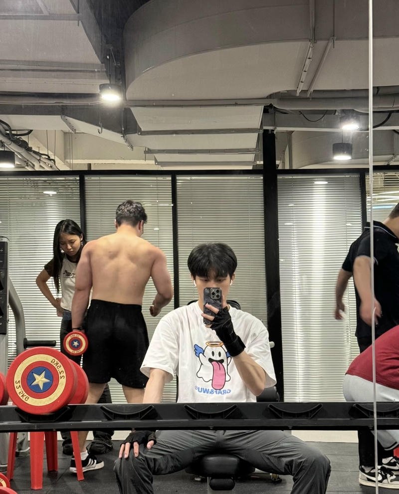 Vẻ ngoài tự nhiên ảnh trai đẹp chụp trước gương che mặt