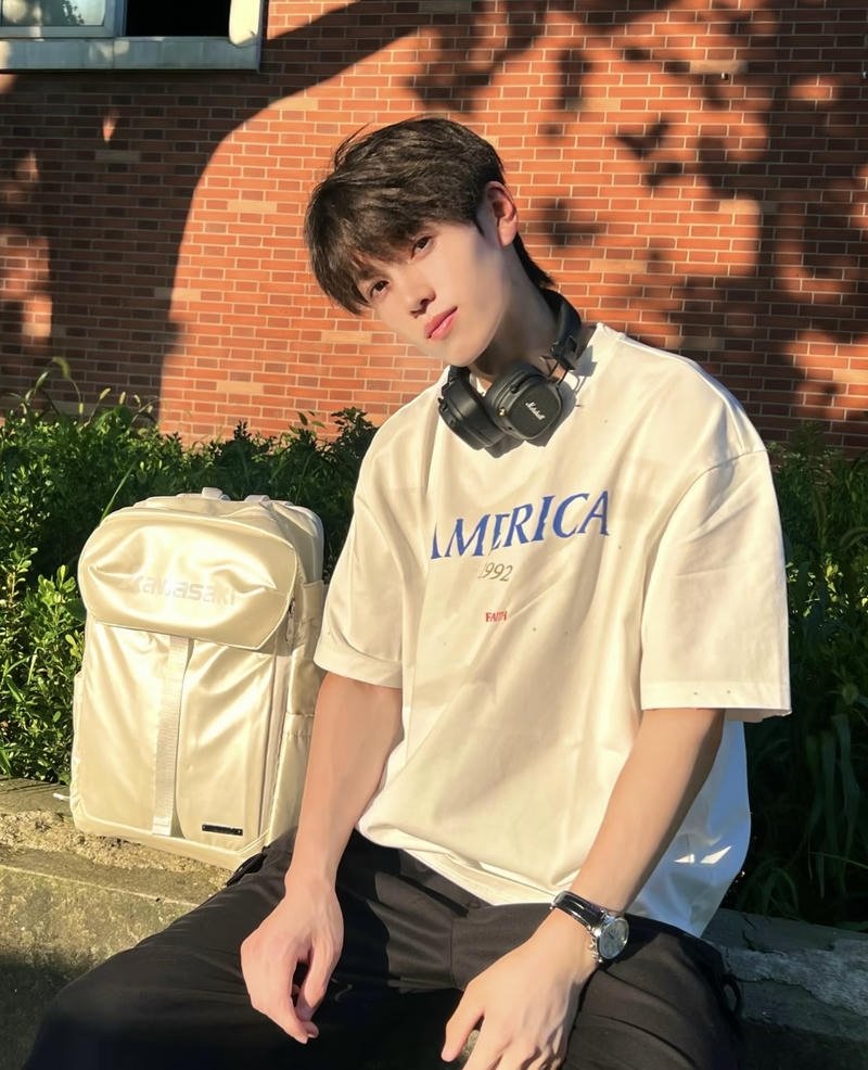 Vẻ ngoài tươi sáng trong ảnh trai K11