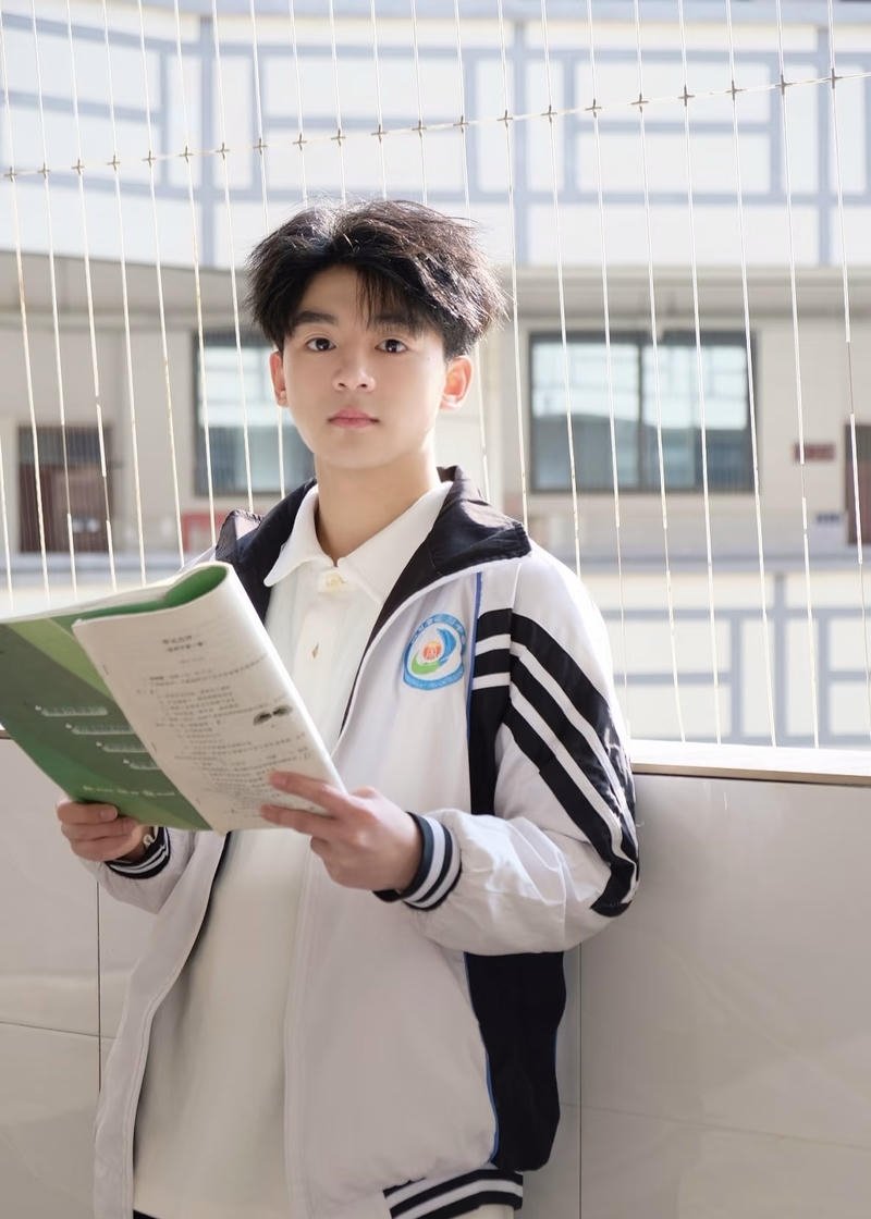 Vẻ ngoài tươi tắn giúp ảnh trai k10 thêm phần thu hút