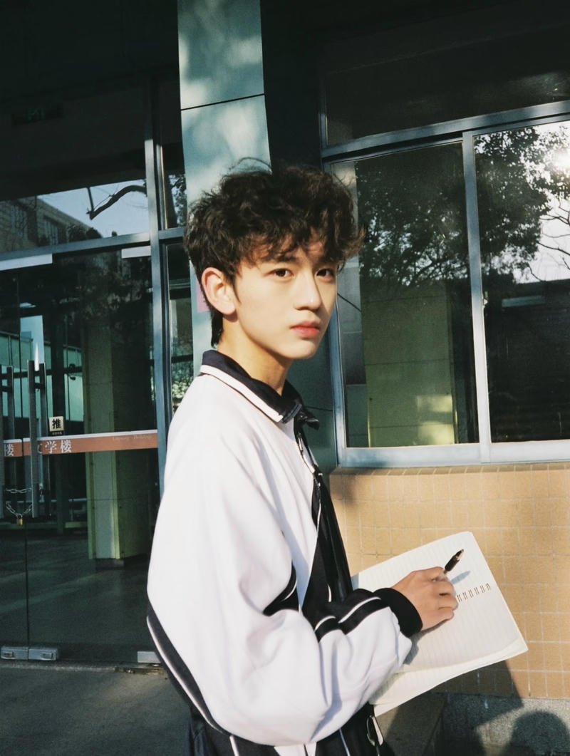 Vẻ trẻ khỏe hiện diện trong ảnh trai k10 đầy sức sống