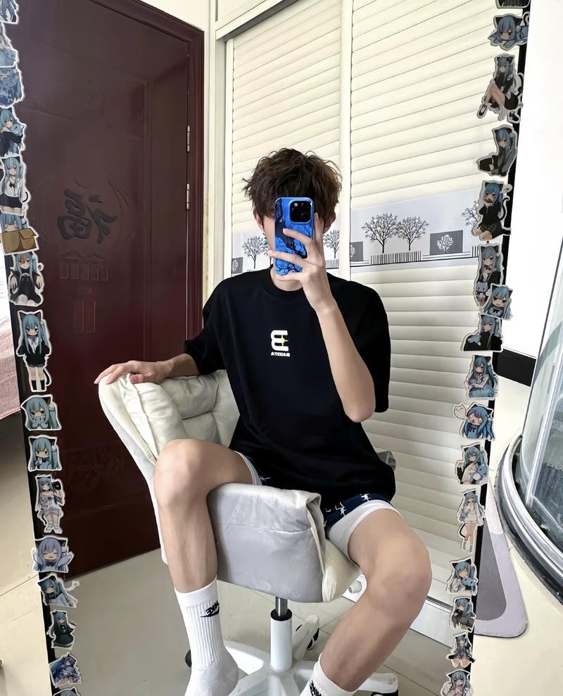 Vibe bí ẩn trong ảnh trai đẹp chụp trước gương che mặt