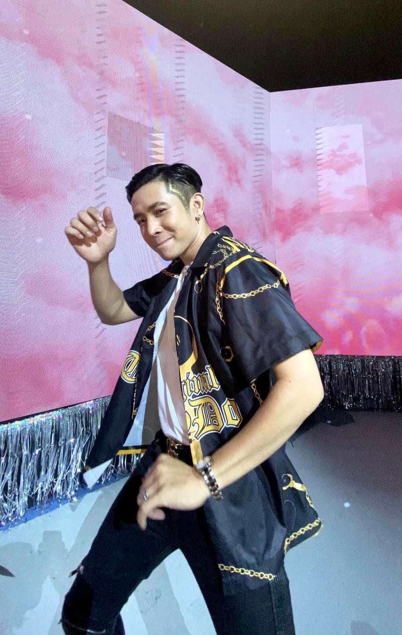 Vibe biểu diễn mạnh mẽ trong hình nền Ricky Star