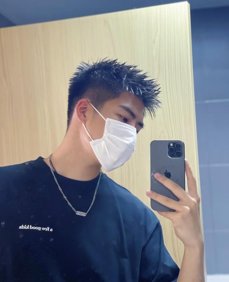 Vibe nhẹ nhàng trong ảnh trai đẹp chụp trước gương che mặt