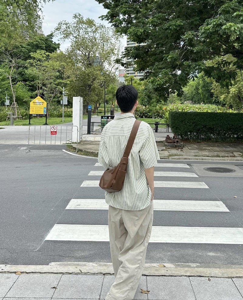 Vóc dáng cao gầy trong ảnh nam chụp sau lưng rất cuốn