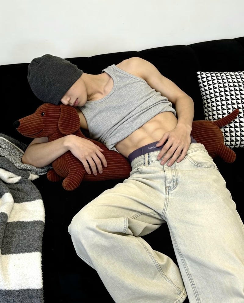 Vóc dáng rắn rỏi của chàng trai che mặt cuốn hút