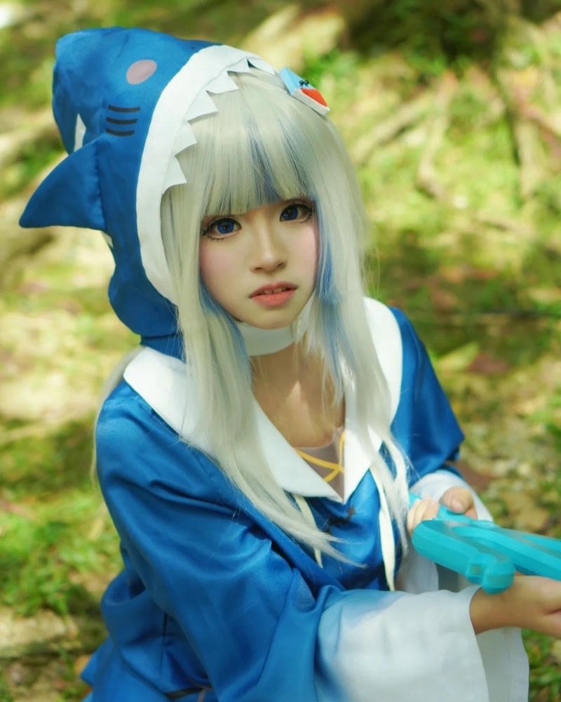 Yaoyaoqwq Gawr Gura cosplay ánh mắt nổi bật thể hiện sự tinh nghịch