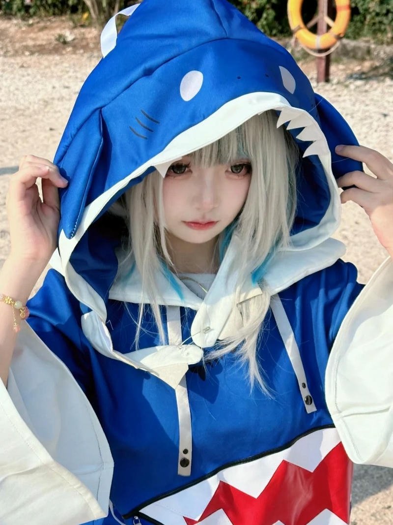 Yaoyaoqwq Gawr Gura cosplay biểu cảm đa dạng mang nét sinh động