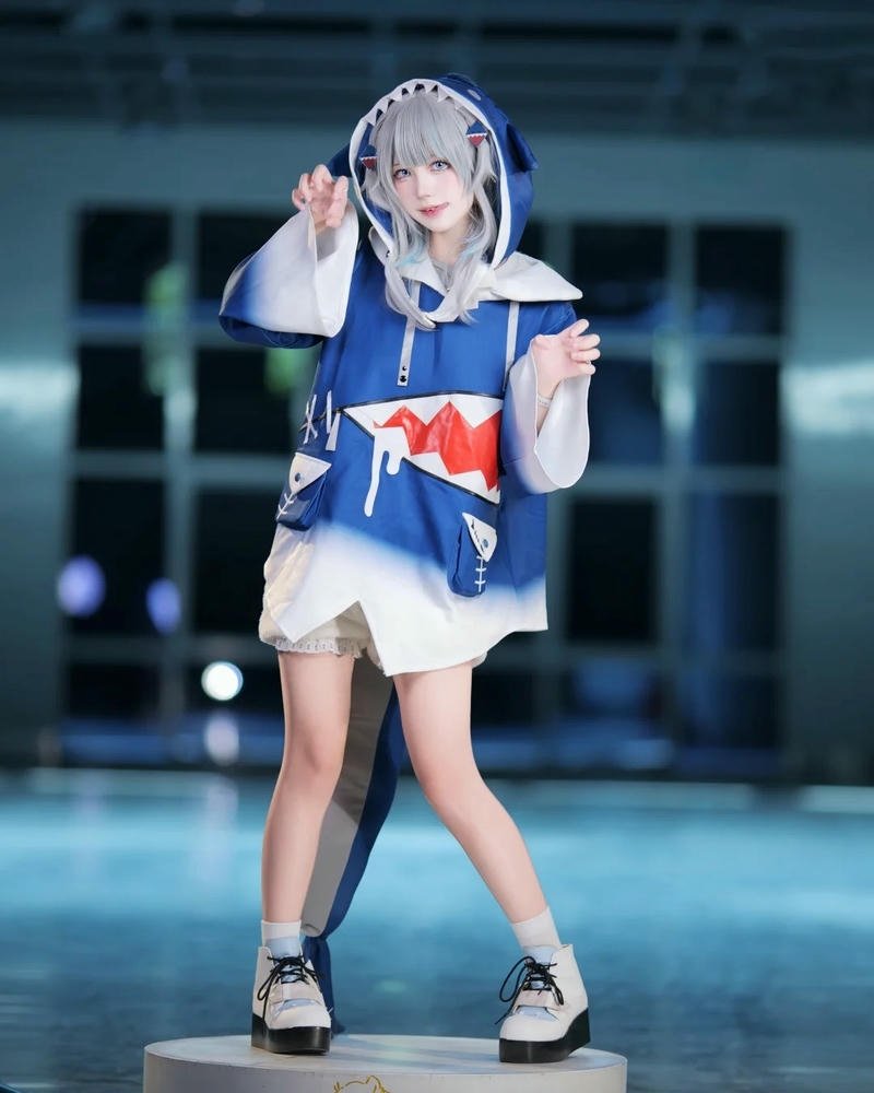 Yaoyaoqwq Gawr Gura cosplay hình biểu cảm sinh động mang vẻ dễ thương