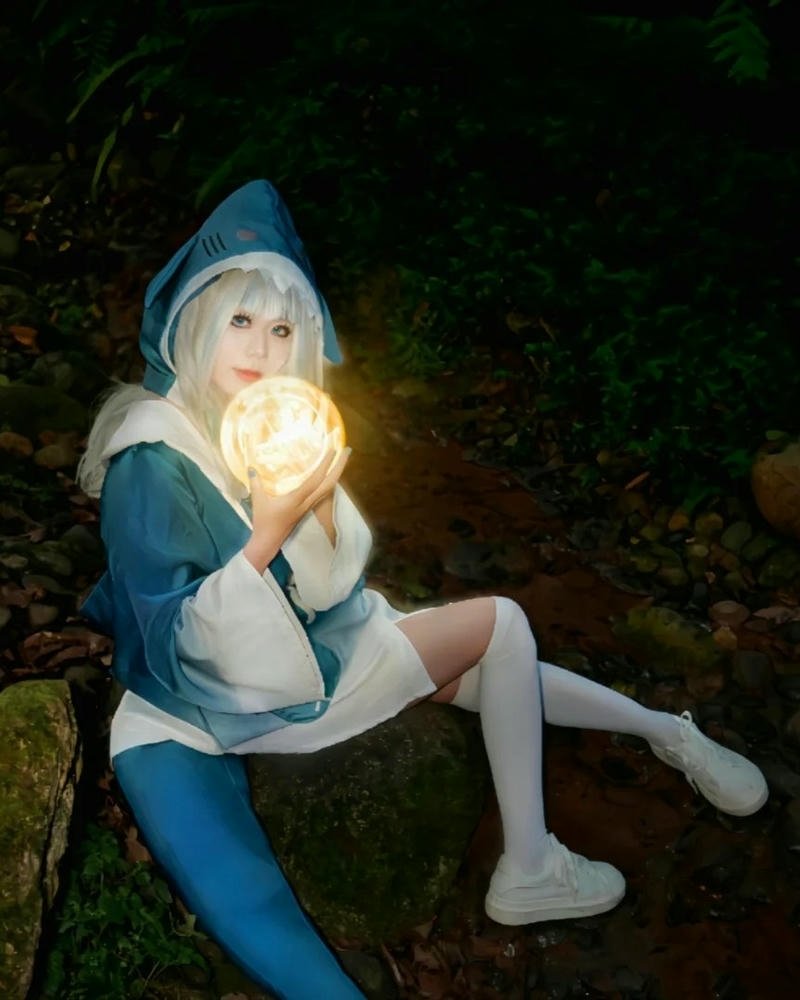 Yaoyaoqwq Gawr Gura cosplay thần thái nổi bật mang vẻ vui tươi