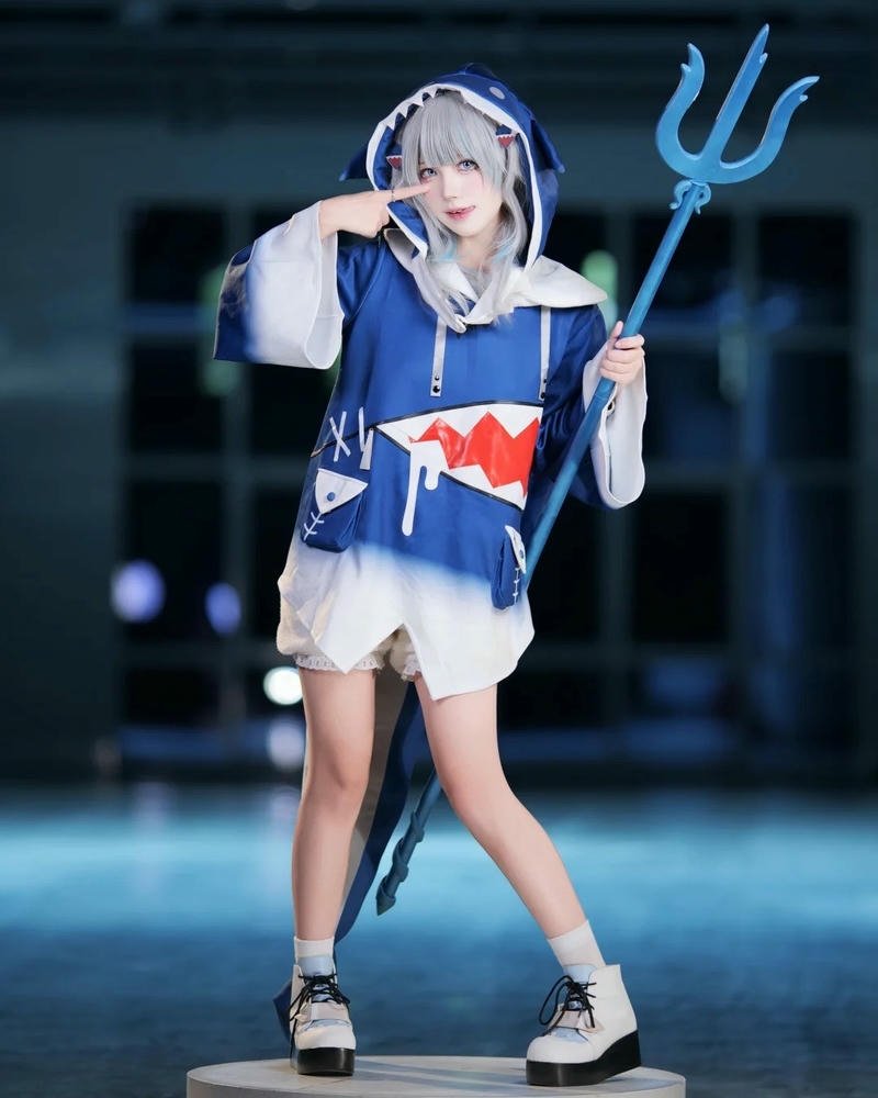 Yaoyaoqwq Gawr Gura cosplay thần thái tươi sáng đầy sức sống