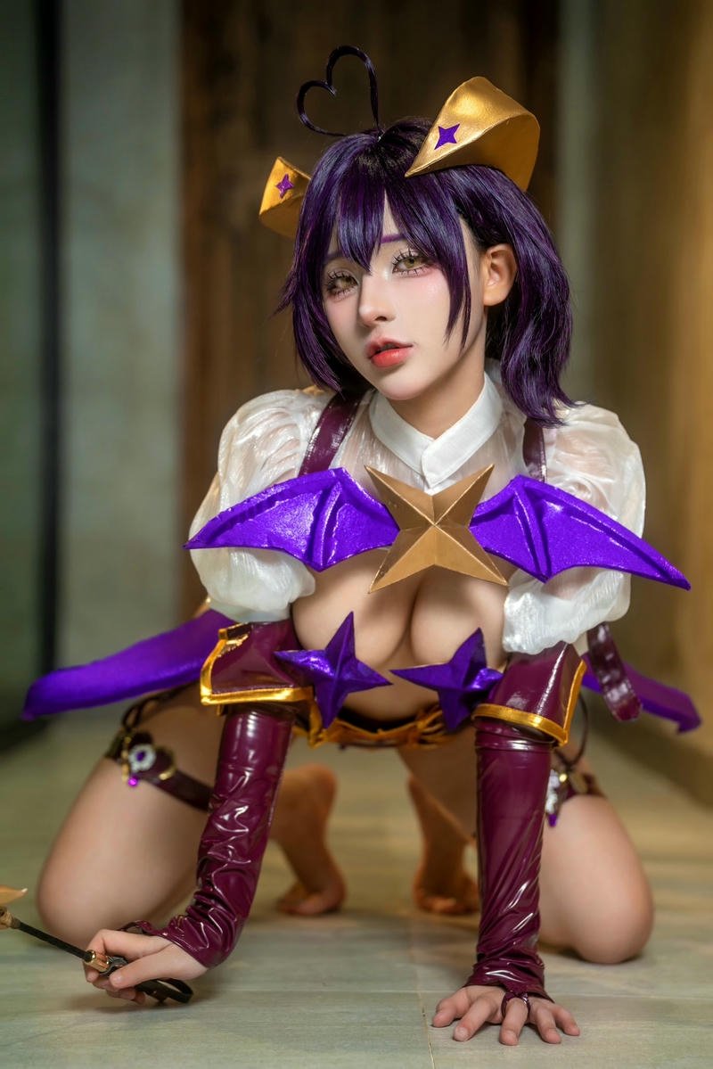 Yuumeilyn cosplay dáng ngồi duyên dáng thanh lịch