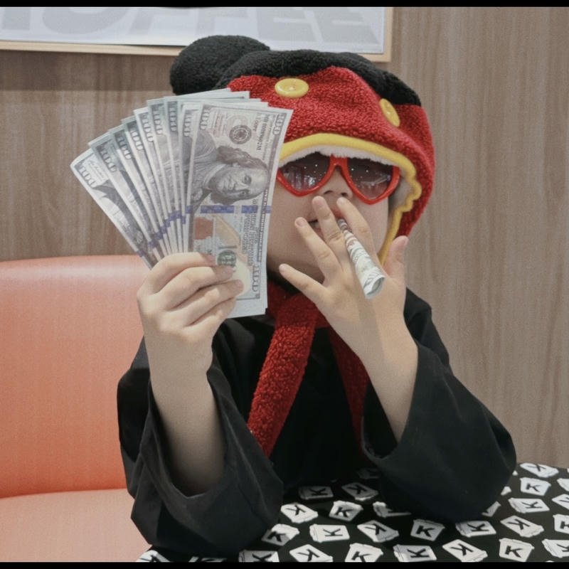 ảnh nhân vật em bé cầm tiền cực dễ thương meme tiền