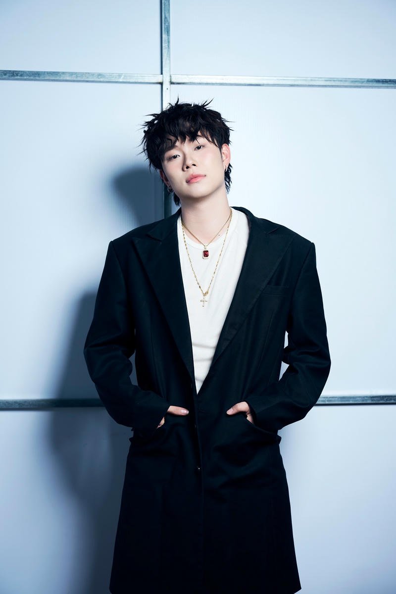 Ảnh chân dung nghệ sĩ dùng làm nền Dương Domic