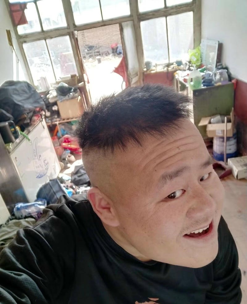 Ánh mắt bình dị nam kém thu hút trong ảnh