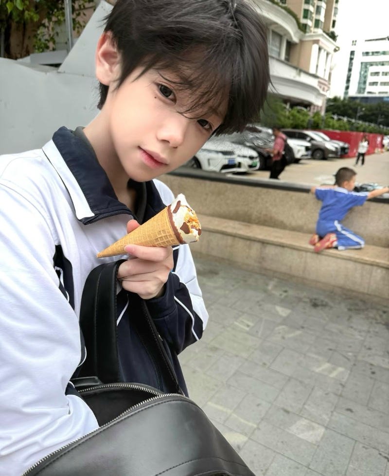 Ánh mắt chăm chú học sinh nam lớp 7 trong ảnh