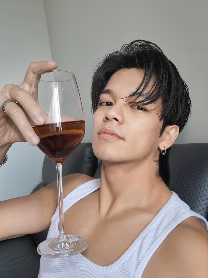 Ánh mắt cuốn hút Trọng Hiếu trong nền đẹp