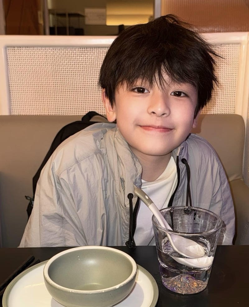 Ánh mắt đáng yêu trong ảnh bé trai đáng yêu cuốn hút