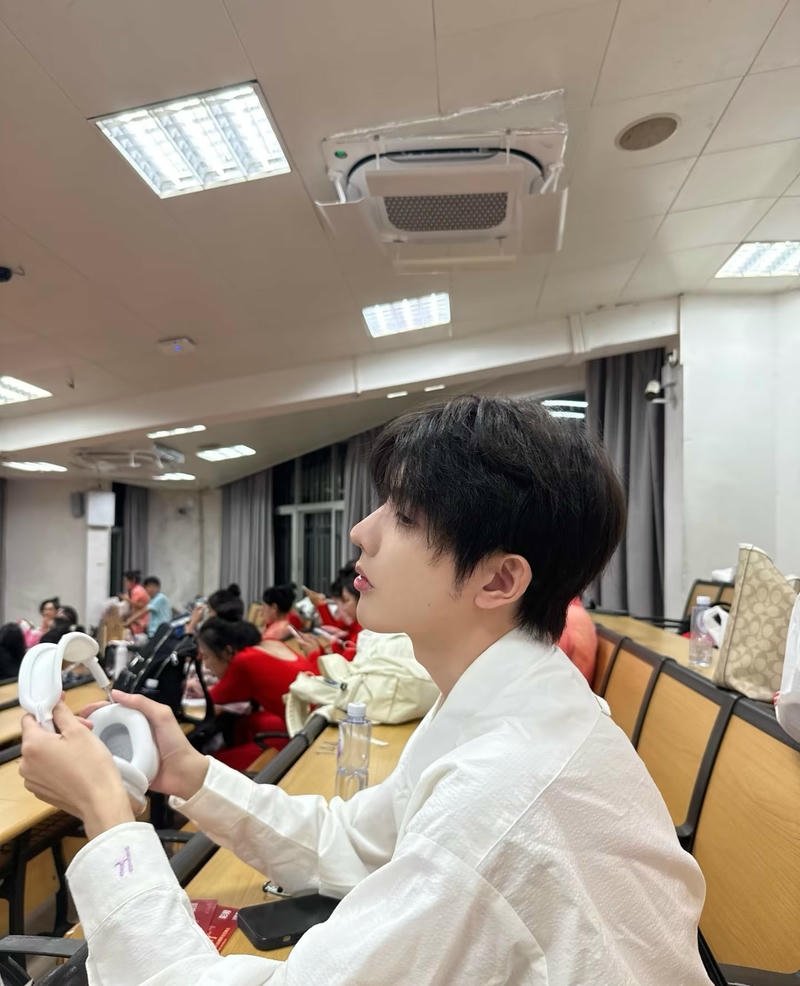 Ánh mắt trong sáng học sinh nam hình nền