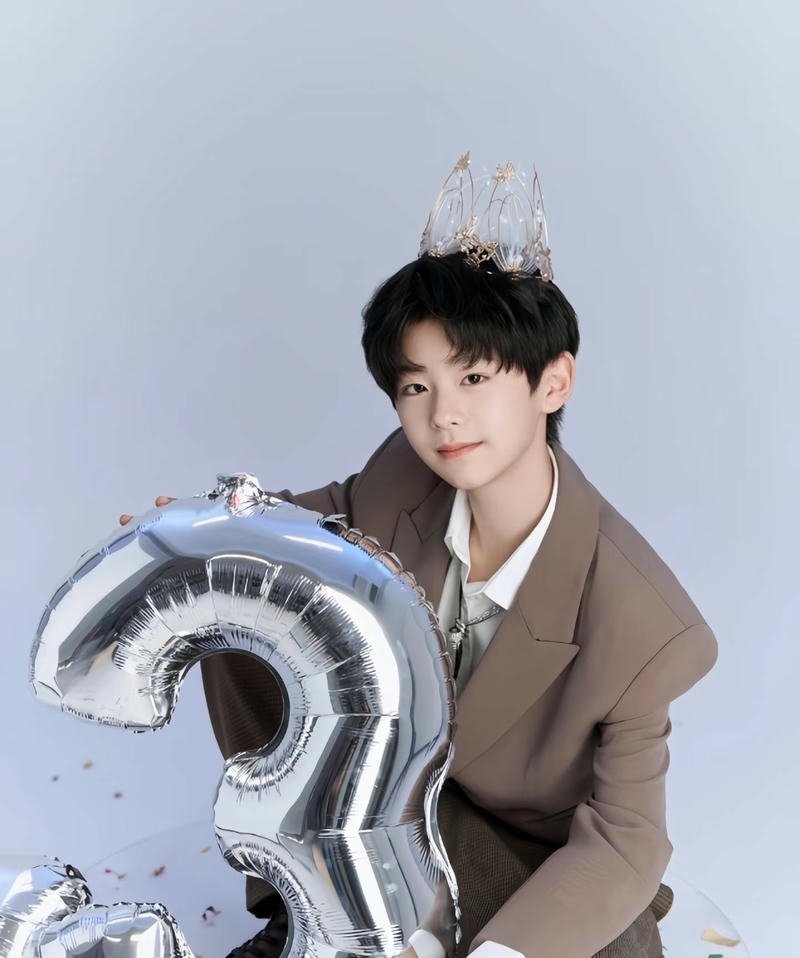 Ánh mắt trong sáng trai đẹp 13 tuổi trong ảnh