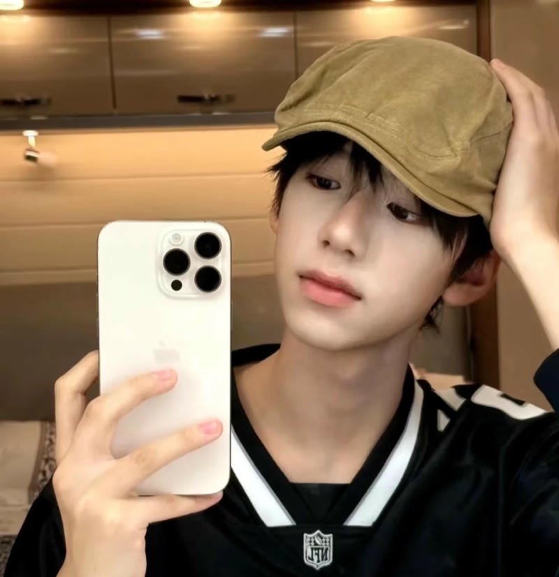 Ánh mắt trong trẻo trai đẹp 13 tuổi hình nền