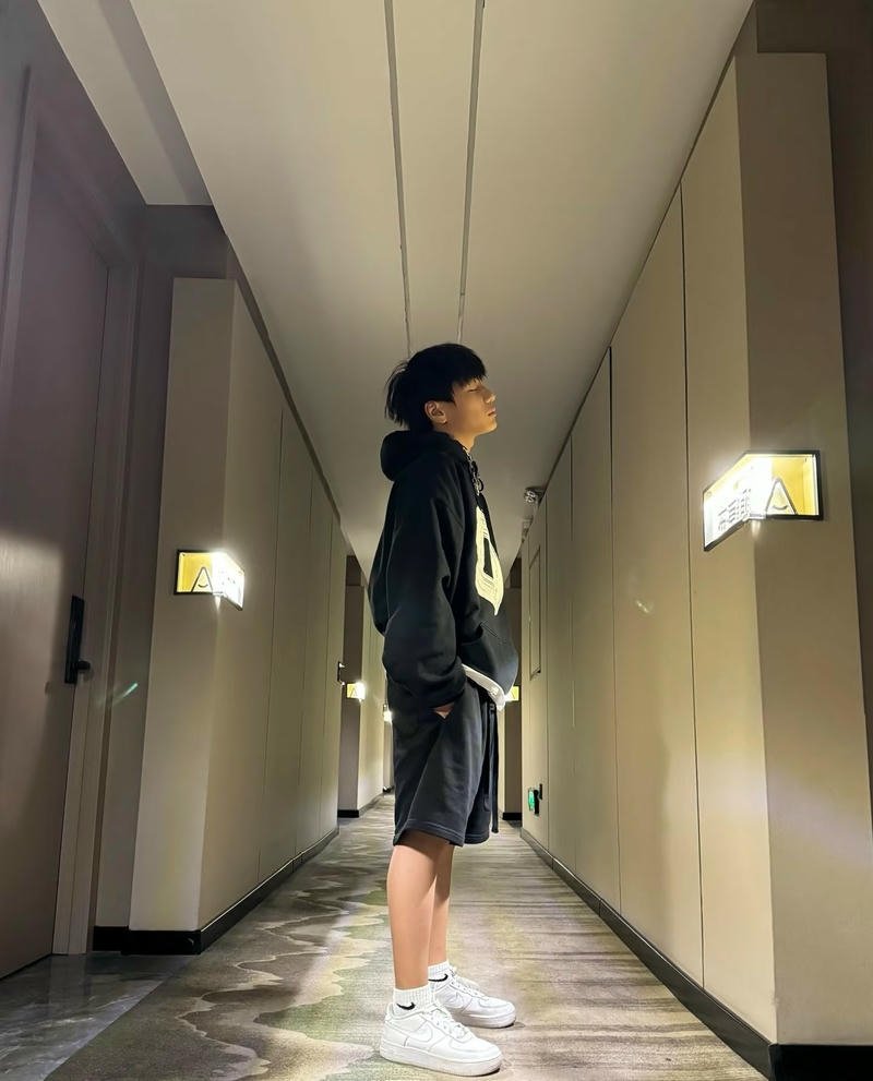 Ánh nhìn cuốn hút trai đẹp 13 tuổi trong ảnh