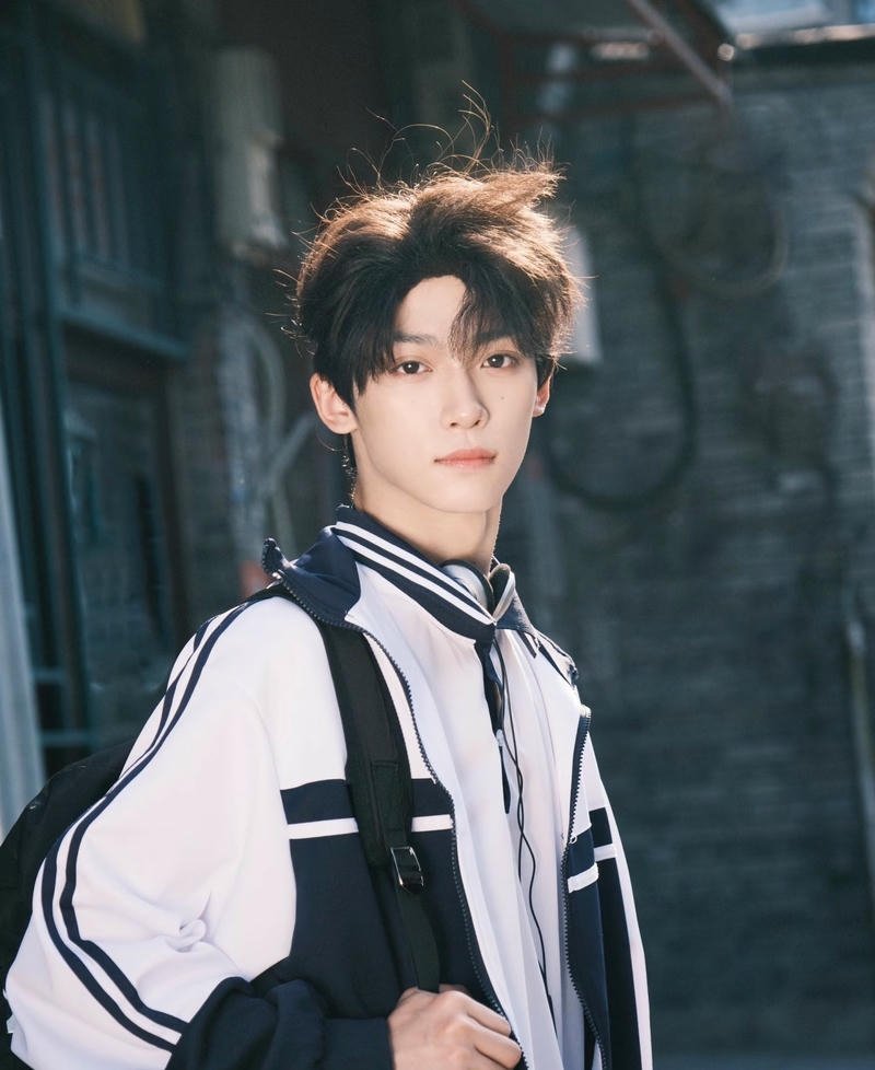 Ánh nhìn đáng yêu học sinh nam trong ảnh