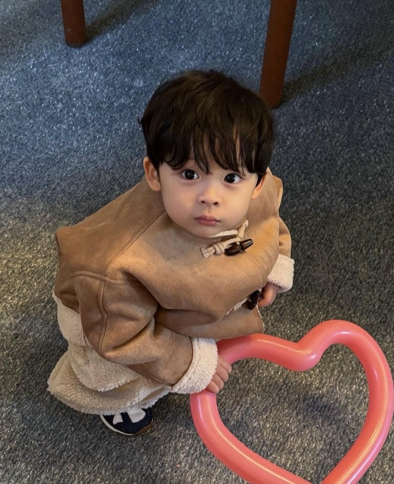 Ánh nhìn dịu dàng khiến ảnh bé trai đáng yêu dễ mến