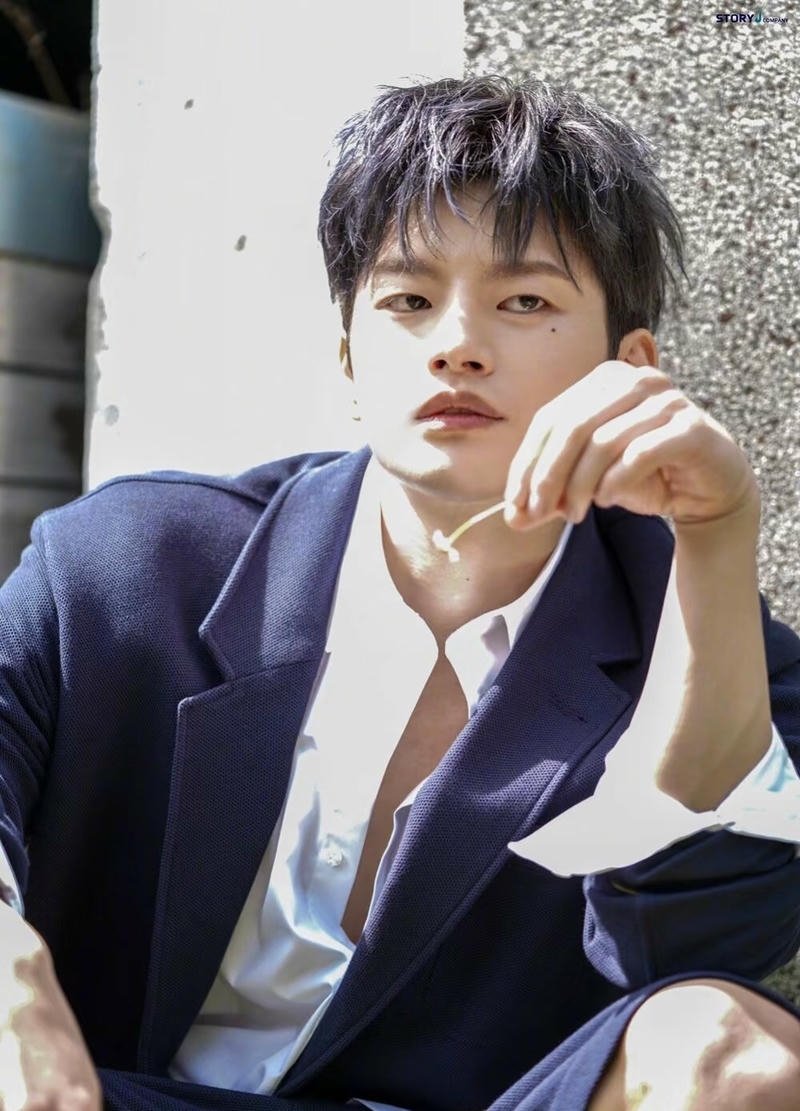 Ánh nhìn giản dị nam kém sắc trong ảnh