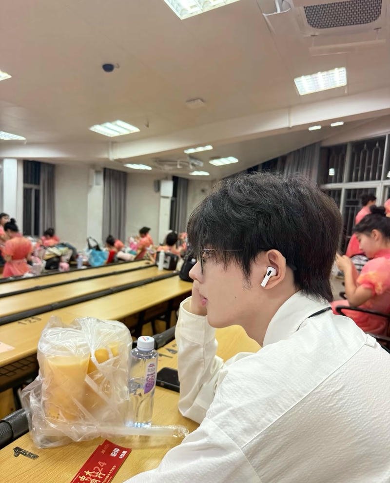 Ánh nhìn hiền lành học sinh nam trong ảnh