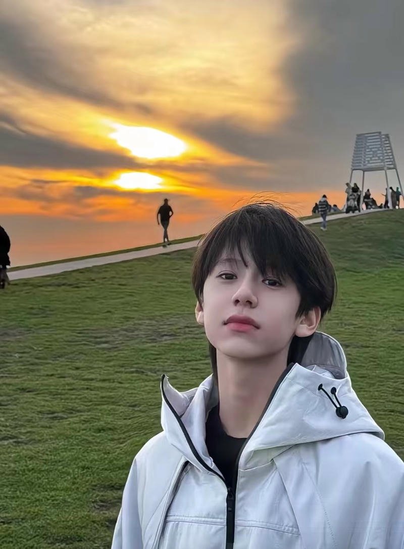 Ánh nhìn hiền lành trai đẹp 13 tuổi trong ảnh