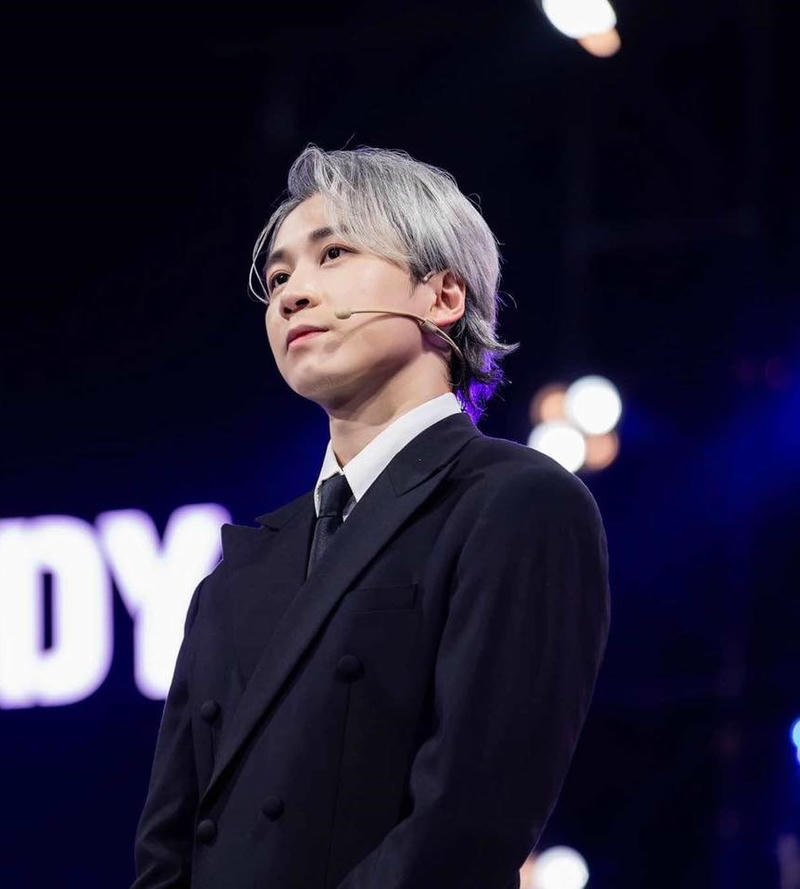 Ánh nhìn sắc lạnh của Karik tạo hình nền Karik ấn tượng